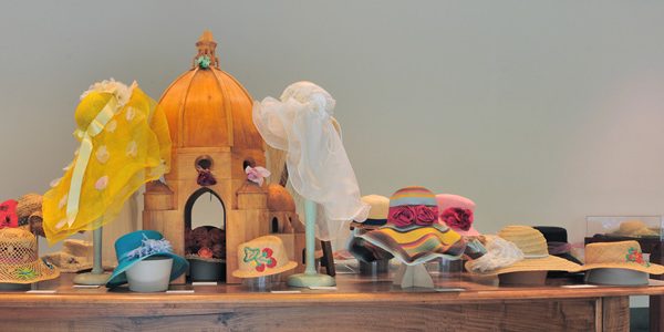 Mostra di ‘Porcellane e cappelli fioriti’, fino al 30 settembre