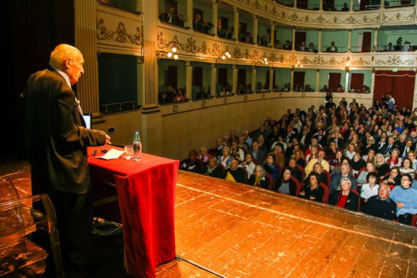 Antonio Paolucci al Teatro Niccolini racconta Villa Bardini