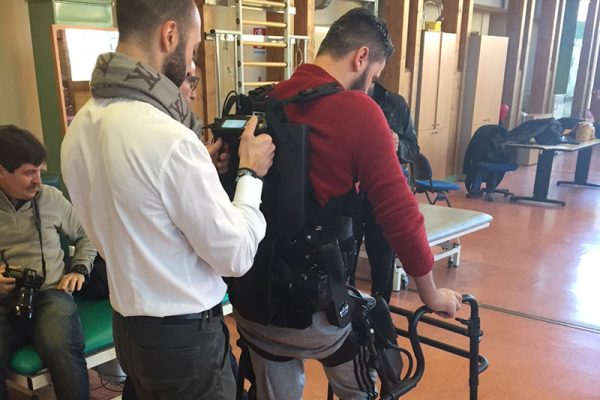 Un esoscheletro per aiutare le persone con lesione midollare