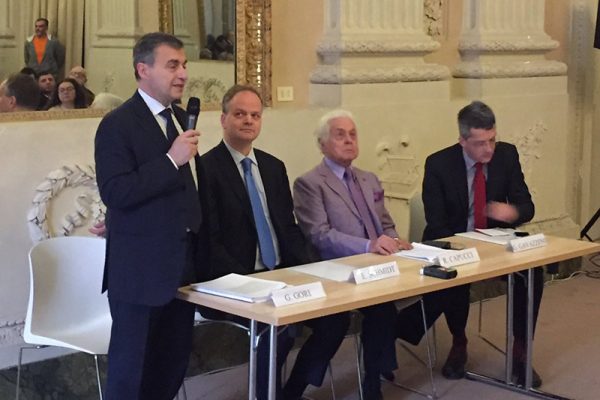 Capucci, non solo alta moda. In mostra i suoi disegni per il teatro