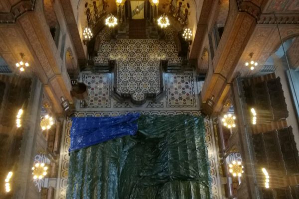 Un team di professionisti acrobati per il restauro della cupola del tempio ebraico