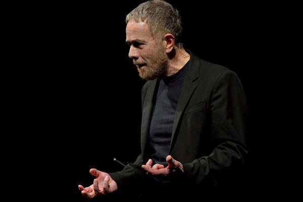 Gabriele Lavia e i “Dialoghi sulla dignità”