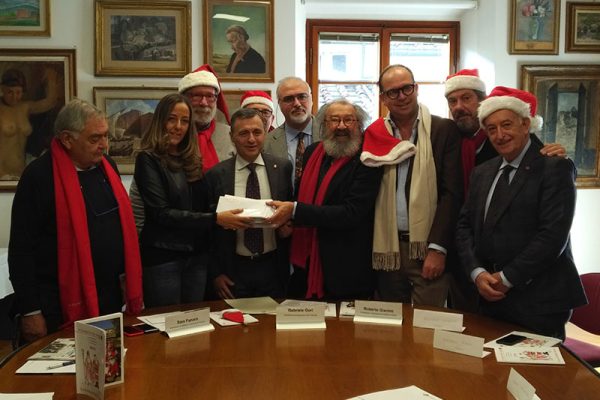 Ecco il regalo della Compagnia di Babbo Natale agli anziani di Firenze