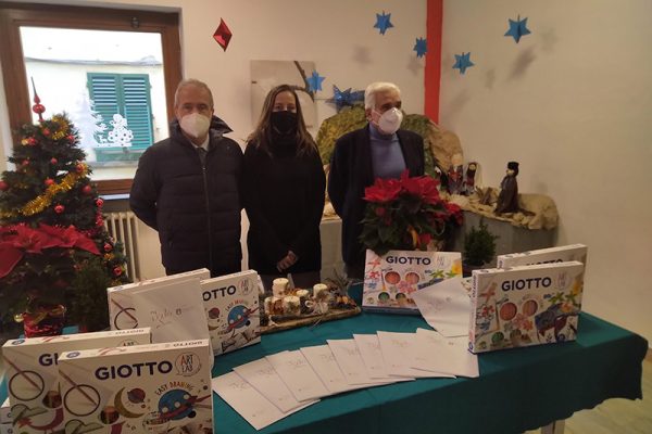 Natale: donati kit di giochi e colori per i bambini che vivono in condizioni di disagio